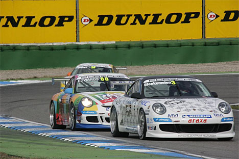 Jeroen Bleekemolen foran Sean Edwards og Christian Engelhart.